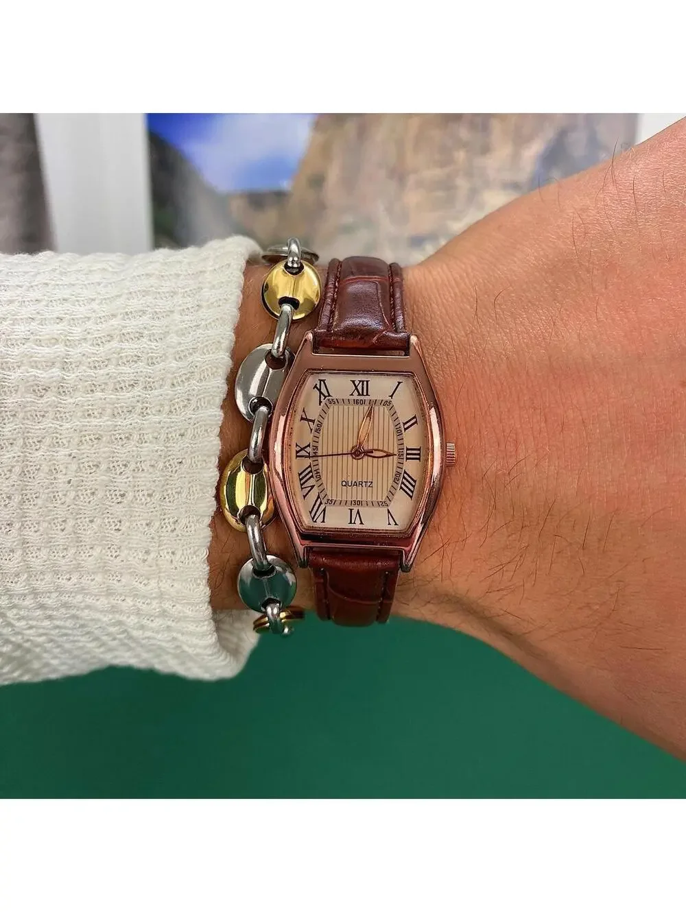 Minimalistic essential vintage style gold and leather style band watch. 9